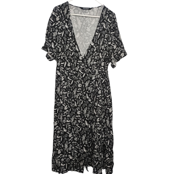 DISTURBIA Black Moth & Fungi Print Wrap Dress Short Sleeves Women's Size 16 NWOT - Picture 2 of 8